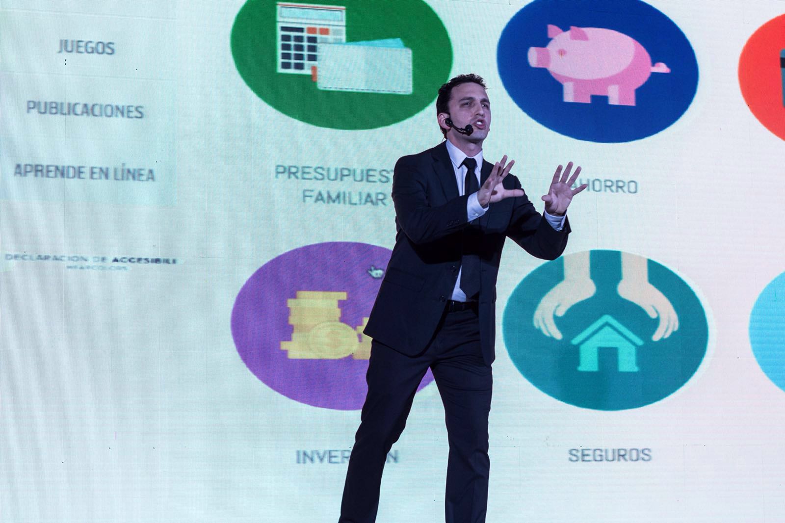 Presentador en el escenario de Banco Azteca